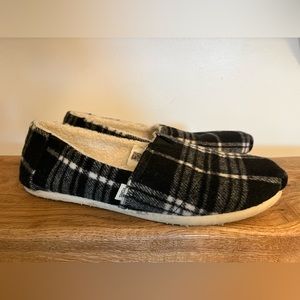 Toms size 8, black and white, lightly worn